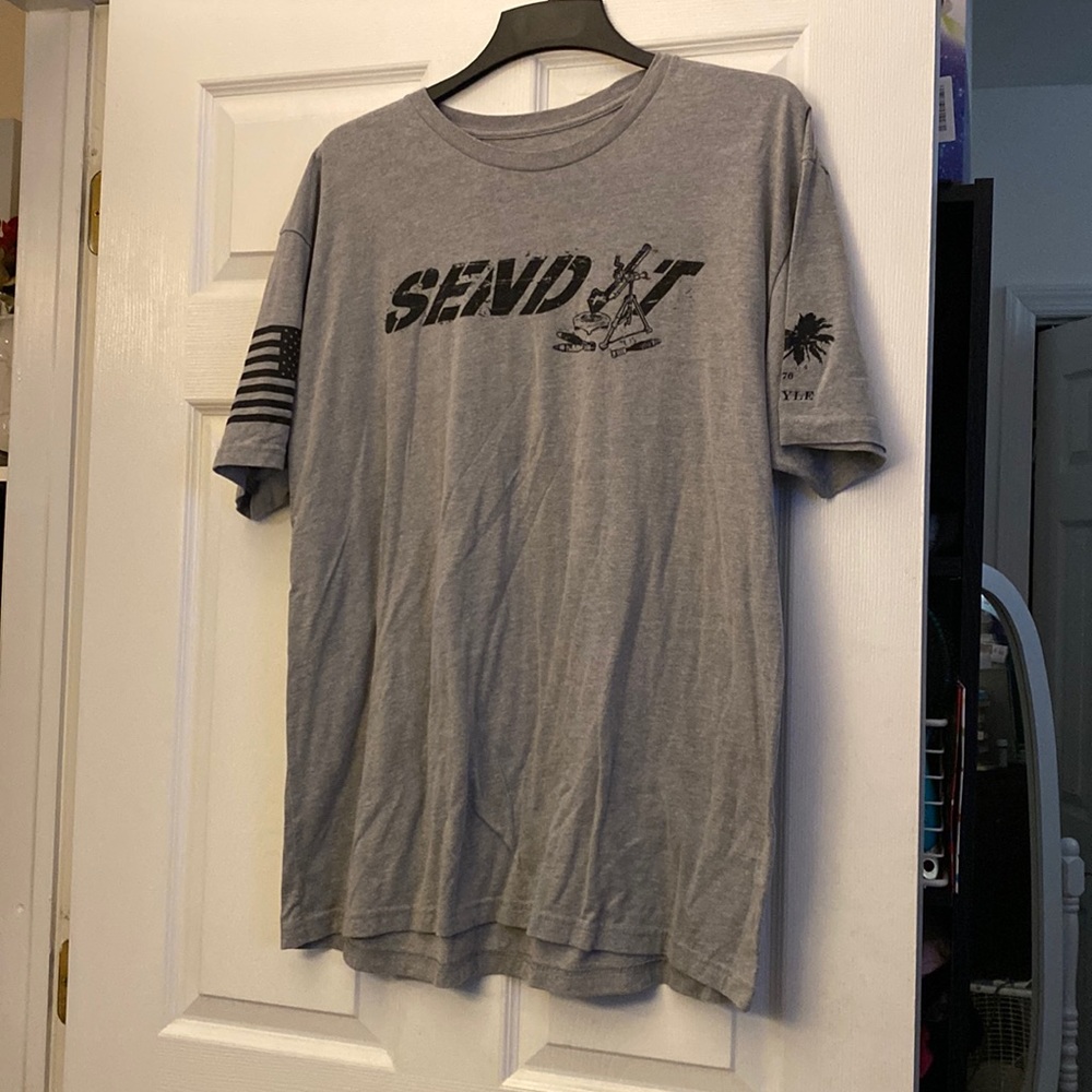 Grunt style men’s printed t shirt in gray. Never worn. Size XXL.